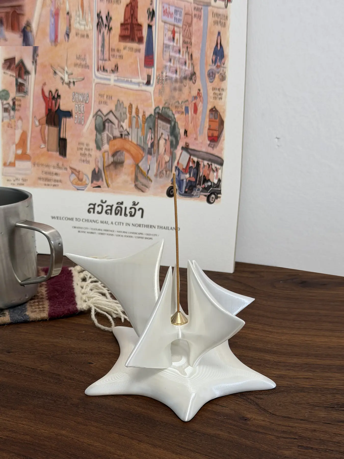 鹤舞香插在日常桌面空间中